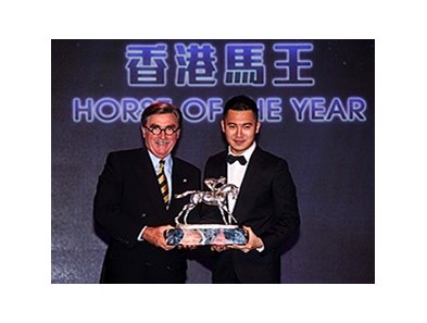 Brian Stevenson, Chairman of The Hong Kong Jockey Club, presents the Horse of the Year trophy to Mr Carlson Cheng, owner representative for Designs On Rome.