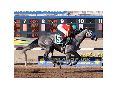 Midnight Lucky wins the Sunland Park Oaks.