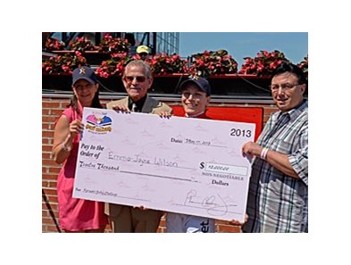 Emma-Jayne Wilson accepts the winnings for the Jockey Challenge.
