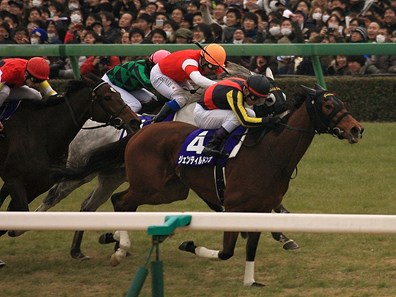 Gentildonna wins the 2014 Arima Kinen at Nayakama Racecourse.
