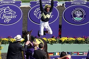 Always a crowd pleaser, the flying dismount of Frankie Dettori.