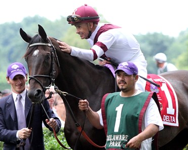 Mike Smith shares a moment with Royal Delta in the paddock prior to winning the Delaware Handicap.