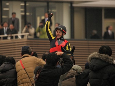 Gentildonna wins the 2014 Arima Kinen at Nayakama Racecourse.