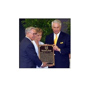 Robert and Beverly Lewis join D. Wayne Lukas in welcoming Serena's Song into the racing Hall of Fame.