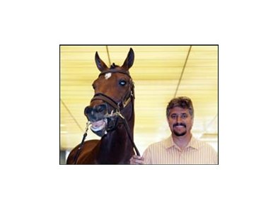 Trainer Steve Asmussen schools Rebel entry Private Vow in the indoor paddock at Oaklawn Park.