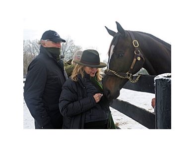 Jerry and Ann Moss with Zenyatta.<br><a target="blank" href="http://www.bloodhorse.com/horse-racing/photo-store?ref=http%3A%2F%2Fpictopia.com%2Fperl%2Fgal%3Fprovider_id%3D368%26ptp_photo_id%3D9337395%26ref%3Dstory">Order This Photo</a>