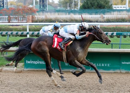 Mom Tom wins the 2015 Street Sense Stakes at Churchill Downs.
