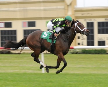 Sweet Victory wins the 2016 Penn Oaks.