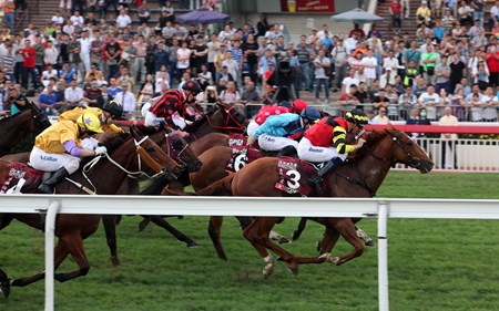 Lucky Bubbles wins the 2017 Chairman's Sprint Prize