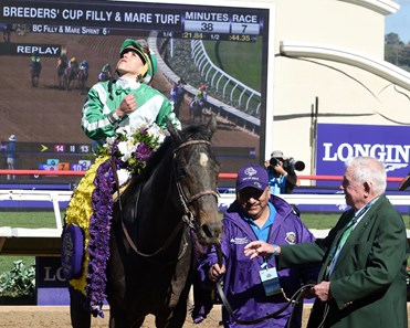Bar of Gold wins the Breeders Cup Filly and Mare Sprint on November 4, 2017.