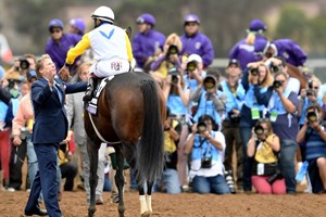 Trainer Dallas Stewart greets John Velazquez and Forever Unbridled, after their win in the Gr.1 Breeders' Cup Distaff at Del Mar.