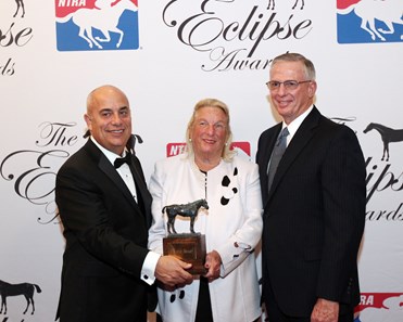 Charlotte Weber accepts the Eclipse award for Male Sprinter, World Approval, with trainer Mark Casse and Bruce Hill, 2018 Eclipse Awards, Gulfstream Park