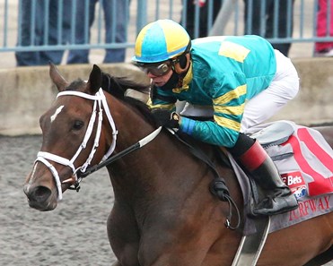 Go Noni Go wins the 2018 Bourbonette Oaks