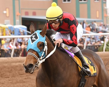 Hennessy Express wins the 2018 New Mexico Breeders' Oaks
