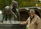 Bill Nack in 2005 beside the Secretariat statue at Belmont Park