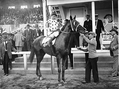 Gallant Fox wins the 1930 Preakness