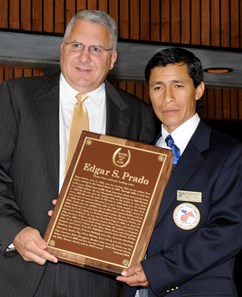 PHOTO BY SKIP DICKSTEIN - TRAINER ROBERT KLESARIS PRESENTS JOCKEY EDGAR PRADO WITH HIS PLAQUE AT THE AUGUST 4, 2008 HALL OF FAME INDUCTIONS FOR THE THOROUGHBRED RACING HALL OF FAME IN SARATOGA SPRINGS, NEW YORK AUGUST 4, 2008.
