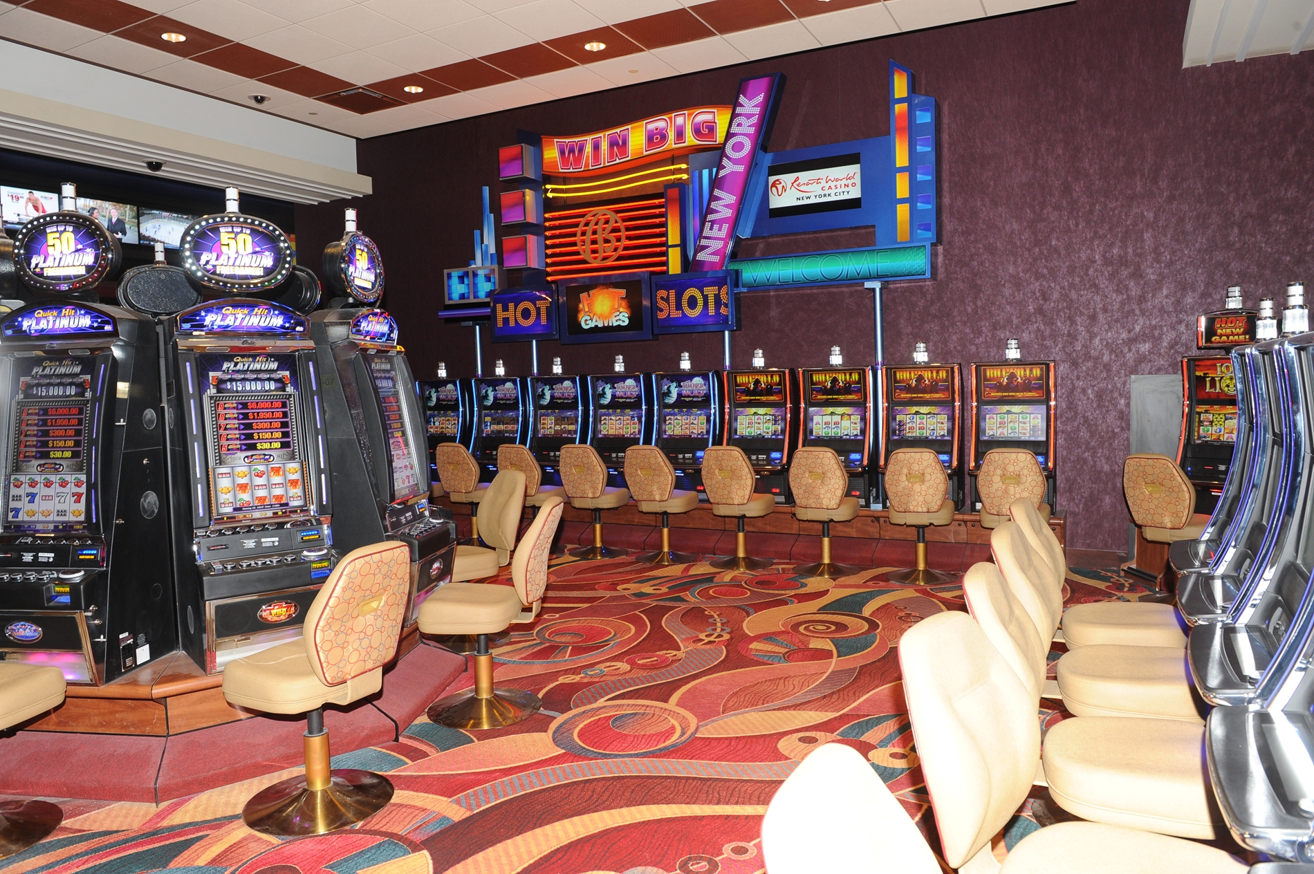 is resorts world casino queens open today