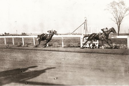 Man o' War leads home Sir Barton in the 1920 Kenilworth Park Gold Cup at Kenilworth Park