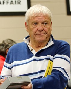 R. Larry Johnson signs a ticket at the 2017 Fasig-Tipton Midlantic 2-Year-Olds in Training Sale