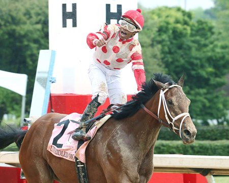 Unbridled Mo wins the 2018 Apple Blossom Handicap at Oaklawn Park