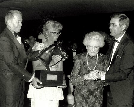 (L to R): Harry Benson, Diana Firestone, Frances Genter, and trainer Carl Nafzger