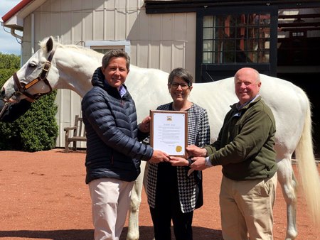 (L-R): Gainesway general manager Brian Graves, Mayor Linda Gorton, and the historic farm’s executive management consultant Neil Howard with Tapit 