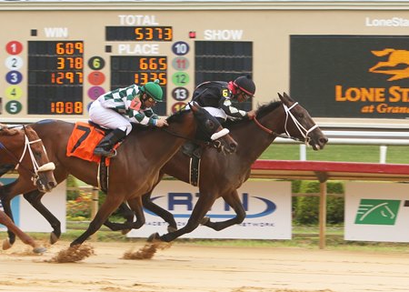 Catchusifyoucan breaks her maiden at Lone Star Park