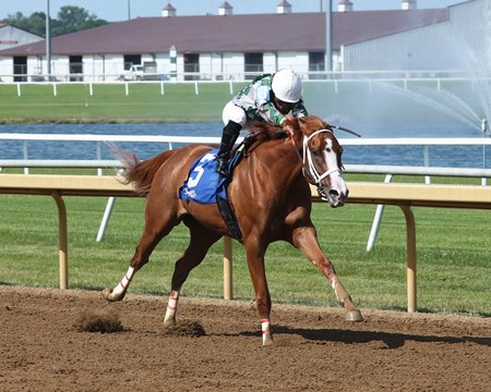 Pearl Tiara wins the fillies' division of the Hoosier Breeders Sophomore Stakes at Indiana Grand