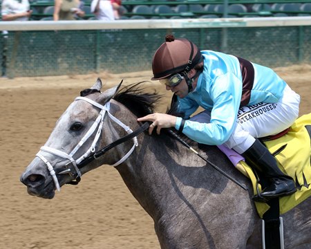 Pretty Birdie wins her debut at Churchill Downs
