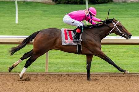 Crackalacking wins her debut at Keeneland