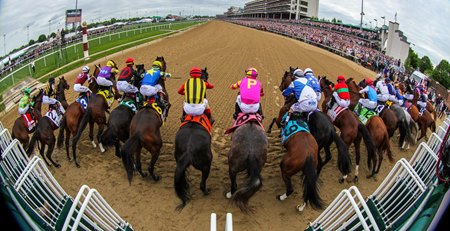 The field leaves the gate in the 2022 Kentucky Derby at Churchill Downs 