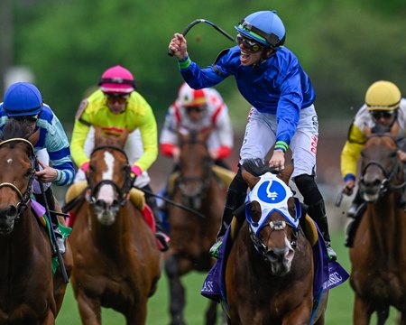 Santin wins the Turf Classic at Churchill Downs