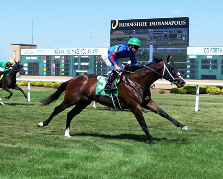 Bourbon Therapy breaks his maiden at Horseshoe Indianpolis
