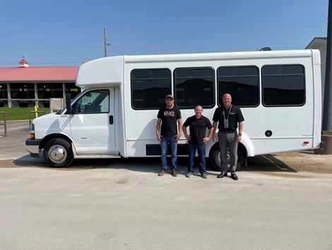 Horseshoe Indianapolis Gives Indiana HBPA a Shuttle Bus