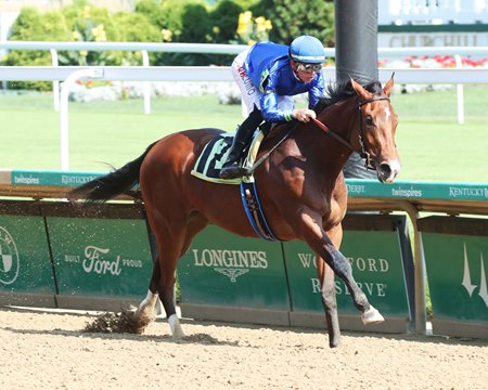 Pretty Mischievous wins first time out at Churchill Downs