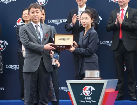 Takahisa Tezuka (left) trains Mac Lir, the likely Kumotori Sho favorite