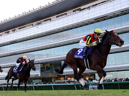 Liberty Island wins the 2022 Hanshin Juvenile Fillies at Hanshin Racecourse