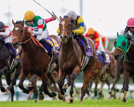 Sol Oriens (right) wins the Satsuki Sho at Nakayama Racecourse