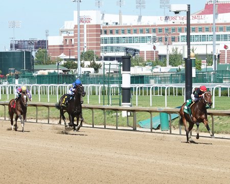 Echo Zulu captures the Winning Colors Stakes at Churchill Downs