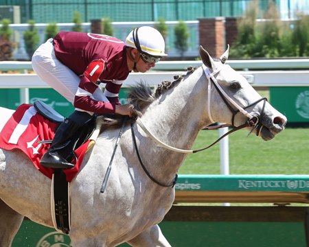 Magic Tap breaks his maiden impressively at Churchill Downs