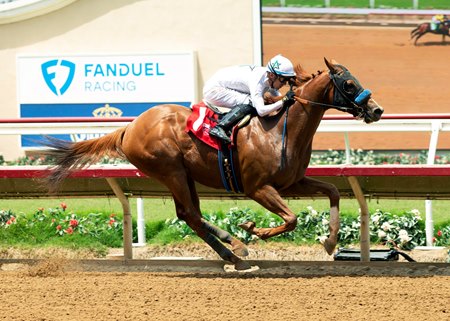 Heartland wins his debut by two lengths in 2023 at Del Mar