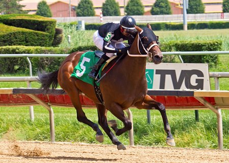 Dorothy Crowfoot breaks her maiden at Hawthorne Race Course