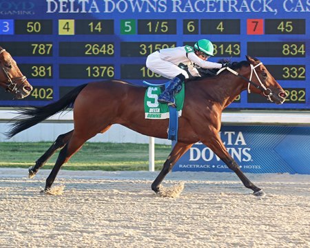 Touchuponastar wins the Delta Mile Stakes at Delta Downs