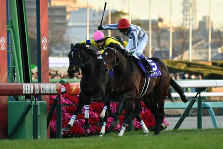 Do Deuce wins the 2023 Arima Kinen at Nakayama Racecourse