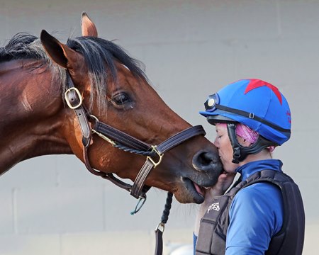 Epic Ride gets a kiss from John Ennis' assistant Sophie Doyle at Churchill Downs