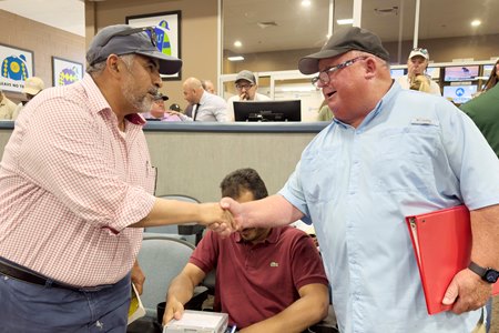 Saud Al Qahtani, left, representing Najd Stud, shakes hands with consignor Eddie Woods at the Fasig-Tipton Midlantic Sale