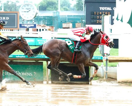 Vodka With a Twist breaks her maiden at Churchill Downs