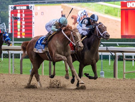 Power Squeeze (outside) gains the advantage right before the wire to win the Alabama Stakes at Saratoga Race Course