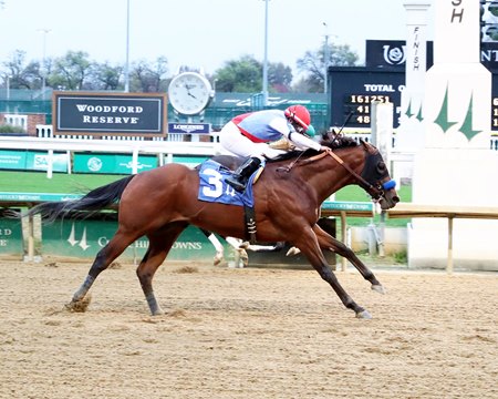 Barnes rallies to edge Innovator (obscured) to win his debut at Churchill Downs